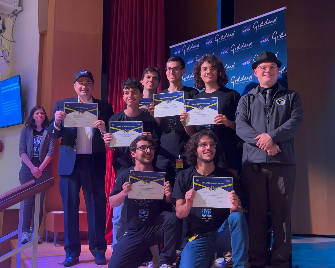 Jovens recebendo certificados no palco