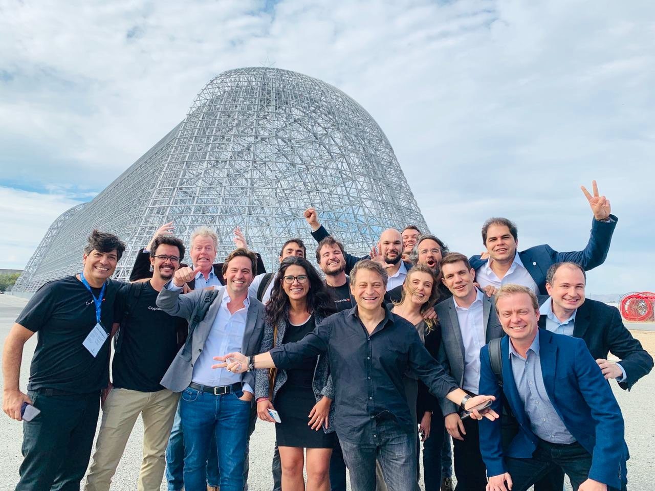 Turma no Hangar One, base da NASA