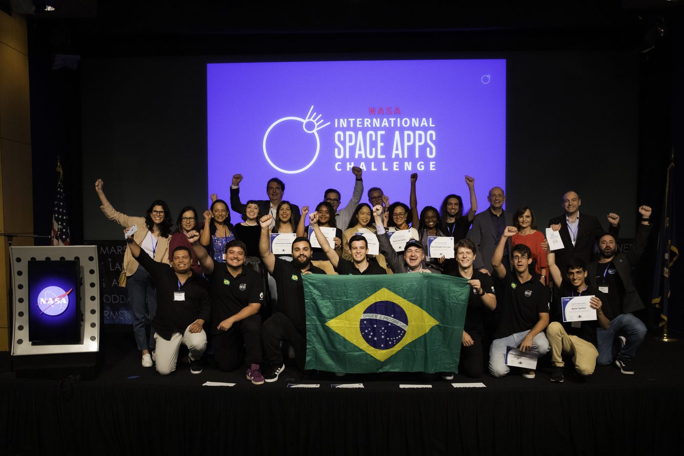 Premiação mundial do NASA Space Apps Challenge com a bandeira do Brasil